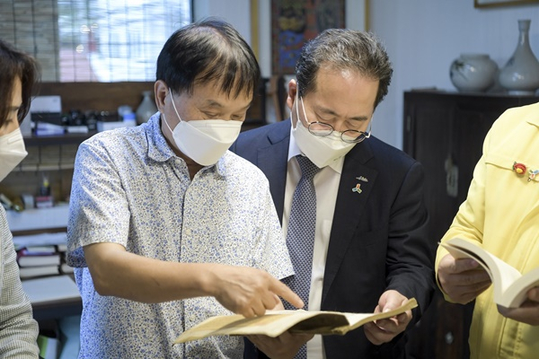 곽재구 시인(사진 왼쪽)과 허석 순천시장이 18일 창작의집 입주식에서 저서를 살펴보고 있다. [순천시 제공]