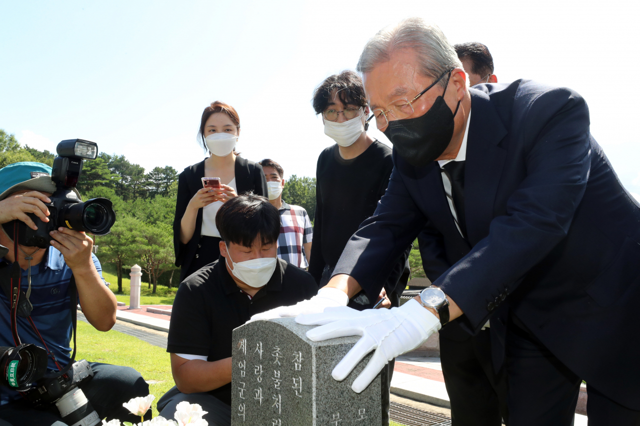 김종인 전 국민의힘 비상대책위원장이 19일 오전 광주 북구 국립 5·18 민주묘지 열사 묘역을 참배하고 있다. [연합]