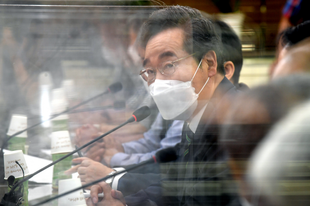 이낙연 더불어민주당 대선 경선 후보가 19일 서울 서초구 전국자동차노동조합연맹에서 열린 전국자동차노련 임원진 간담회에서 발언하고 있다. [연합]