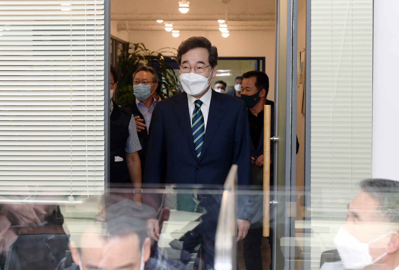 더불어민주당 대권주자인 이낙연 전 대표가 19일 서울 서초구 전국자동차노동조합연맹에서 열린 전국자동차노련 임원진 간담회에 입장하고 있다. 이 대표는 이날 오후 국회 소통관에서 기자회견을 연 뒤 기자들과 만나 ‘캠프가 지나쳤다’며 황교익 내정자에 대한 사실상의 사과의 뜻을 내비쳤다. [연합]