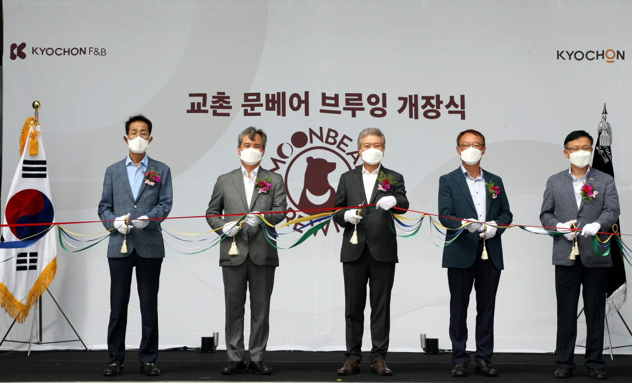 국내 대표 치킨 프랜차이즈 브랜드 교촌치킨을 운영하는 교촌에프앤비(주)가 19일 강원도 고성군에 위치한 수제맥주 공장 '문베어브루잉' 개장식을 진행했다. 이날 행사에 참석한 소진세 교촌에프앤비 회장(왼쪽 세번째)과 참석자들이 테이프 커팅식을 진행하고 있다. [교촌 제공]