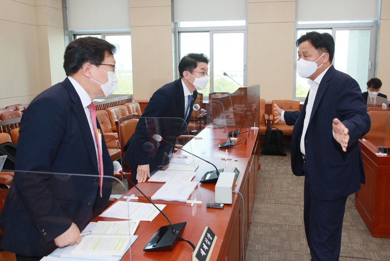 더불어민주당 소속 김영진 조세소위원장(오른쪽)이 19일 서울 여의도 국회에서 열린 기획재정위원회 조세소위원회에서 이억원 기획재정부 제1차관(가운데), 김태주 세제실장과 대화하고 있다. 연합뉴스