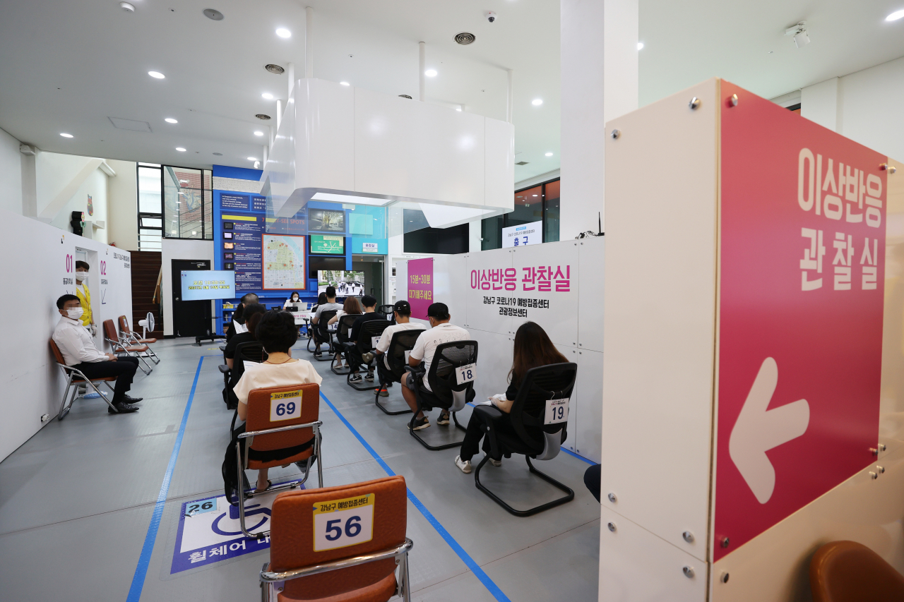 19일 오전 서울 코로나19 강남구 예방접종센터에서 시민들이 백신 접종을 마친 뒤 이상반응 관찰을 위해 기다리고 있다. 연합뉴스