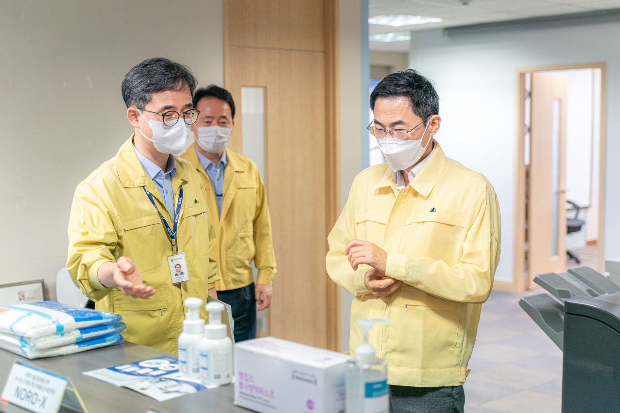 용홍택 과기정통부 차관이 한국과학창의재단 사무실 방역 물품을 점검하고 있다.[과기정통부 제공]