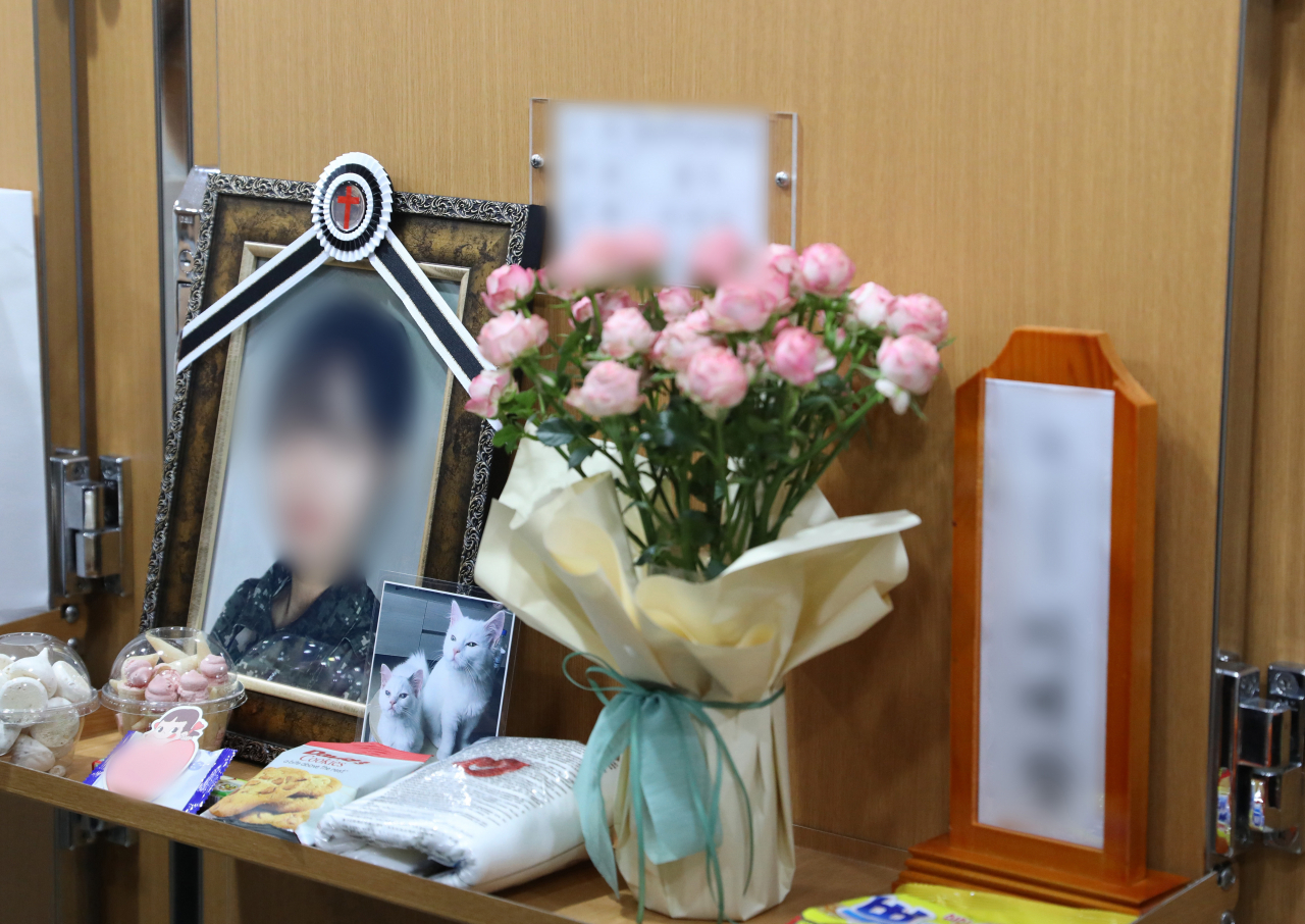 공군 이모 중사 성추행 피해 사망사건과 관련한 심의를 진행 중인 군검찰 수사심의위원회는 18일 제8차 회의를 열고 피의자의 국선변호사 명부 작성 관련 직무유기 혐의에 대해 불기소 의견을 의결했다. 경기도 성남시 국군수도병원에 마련됐던 고(故) 이 중사 추모소. [연합]