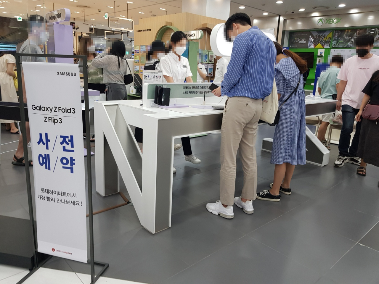 서울 송파구 롯데하이마트 내 삼성전자 매장에서 방문객들이 새로 출시된 ‘갤럭시Z 폴드3’ ‘갤럭시Z 플립3’를 체험하고 있다. 박세정 기자