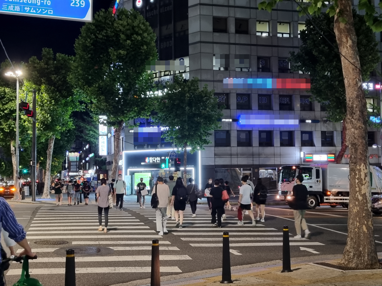 18일 오후 서울시 강남구 대치동 학원가. 학생들이 수업을 마치고 귀가하고 있다. 김영철 기자
