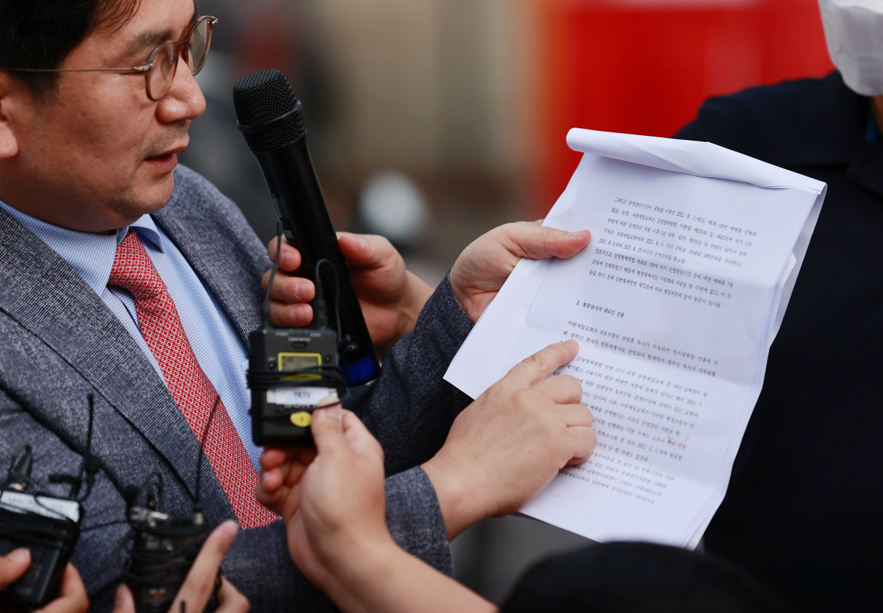 사랑제일교회 측 이성희 변호사가 19일 오후 서울 성북구 사랑제일교회 앞에서 구청 측의 시설 폐쇄 명령서 전달에 앞서 지난 11일 구청에서 실시한 시설폐쇄 관련 청문 절차와 교회 측 입장을 설명하며 청문조서를 들어보이고 있다. 서울 성북구는 이날 신종 코로나바이러스 감염증 방역수칙 위반과 운영중단명령 위반을 이유로 사랑제일교회에 대한 시설폐쇄를 결정했다. [연합]