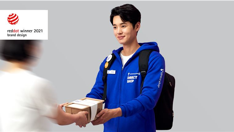 SK텔레콤 온라인 마켓 T다이렉트샵 직원이 유니폼을 입고 물건을 배송하고 있다. [SK텔레콤 제공]
