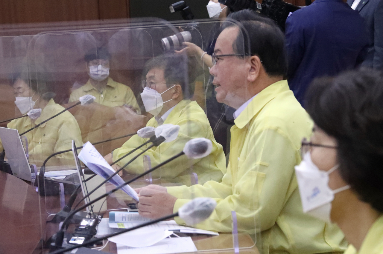 백신 접종 완료자 2명이 포함돼 있다면 4명까지 저녁식사를 함께할 수 있게 된다. 다만 영업시간은 기존 오후 10시에서 9시로 앞당겨진다. 김부겸 국무총리는 20일 정부서울청사에서 코로나19 중앙재난안전대책본부 회의를 열고 “백신 접종 진척도를 고려해 저녁 6시 이후에는 접종 완료자 2명을 포함해 총 4인까지 식당·카페를 이용할 수 있게 된다”며 이같이 밝혔다. [연합]