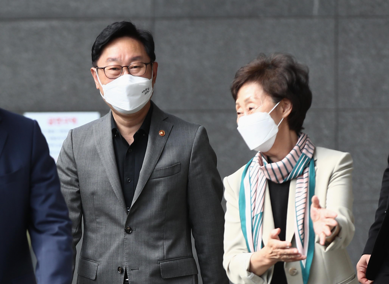 박범계 법무부 장관(왼쪽)이 19일 오후 서울 중구 국가인권위원회를 방문, 최영애 인권위원장의 안내로 건물에 들어서고 있다. [연합]
