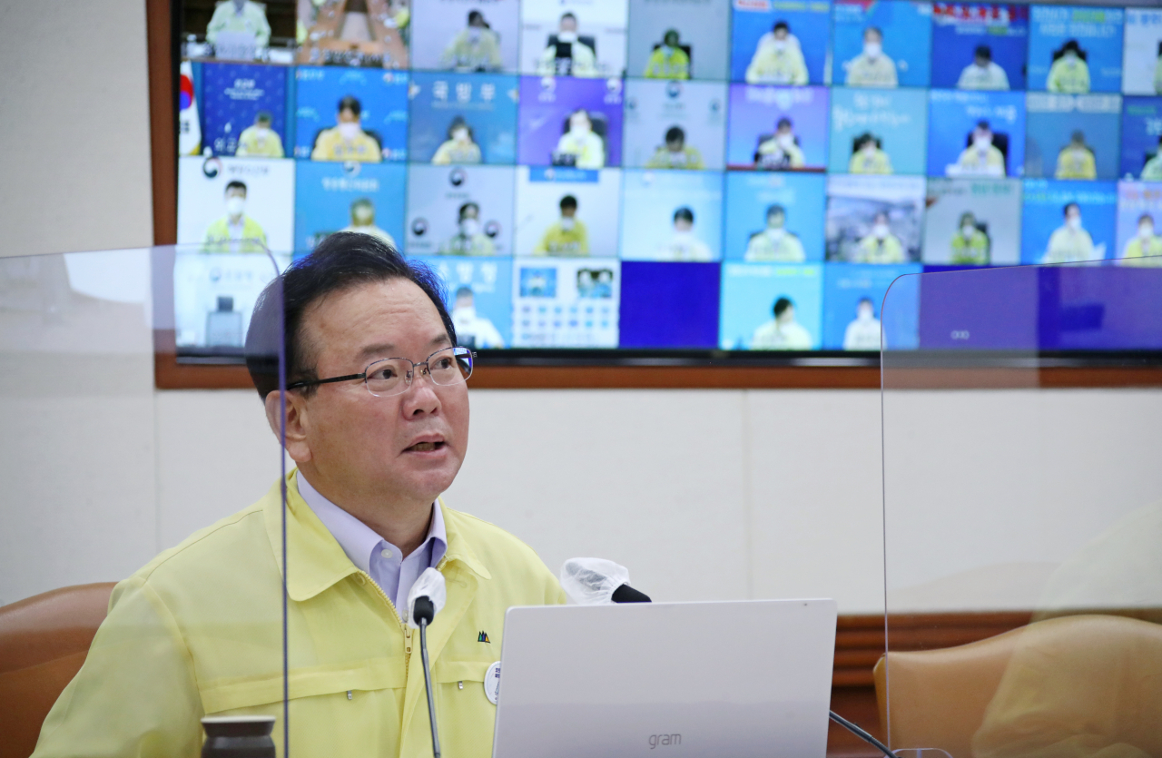 김부겸 국무총리는 20일 정부서울청사에서 주재한 코로나19 대응 중앙재난안전대책본부(중대본) 회의에서 앞으로 2주가 4차 유행의 분수령이 될 것이라고 밝혔다. [연합]