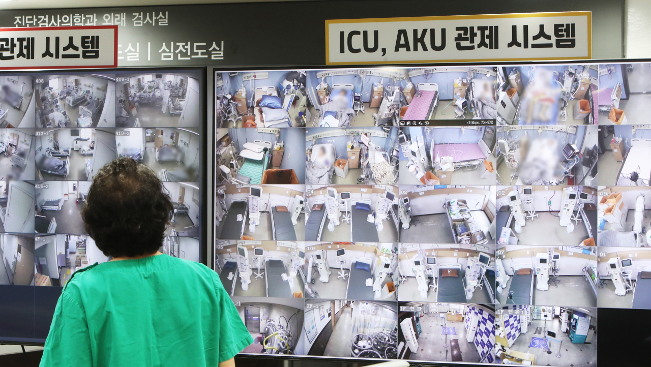 코로나19 재확산으로 경기회복 전망이 사라지고 있다. 기획재정부는 지난달 4개월 만에 내수 불확실성 진단을 다시 꺼냈고, 이번달에도 우려가 계속된다고 밝혔다. 사진은 코로나19 신규 확진자 수가 2152명 늘어 누적 23만808명을 기록한 가운데 코로나19 거점전담병원인 경기도 평택시 박애병원에서 모니터로 병동을 살펴보는 모습. [연합]