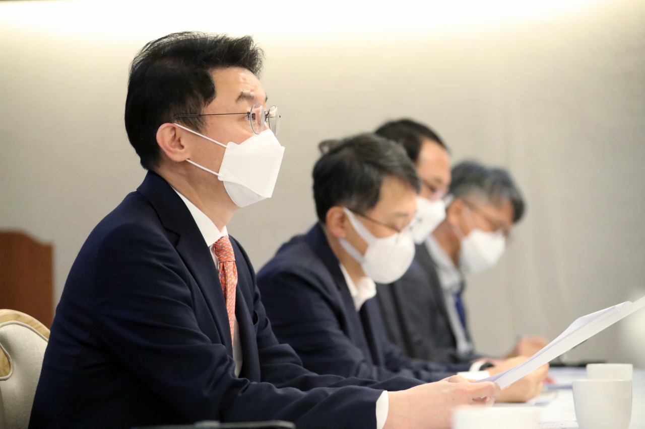 정부가 이달 말 ‘2021년 추석 민생안정대책’을 발표한다. 연일 오르는 물가 상황 속에서 서민부담을 완화해주는 것이 최우선 정책 목표라는 취지다. 방역조치와 상반되는 정책이라는 지적이 있었던 국민지원금도 이에 속도를 내 지급키로 했다.이억원 기획재정부 1차관은 20일 정부서울청사에서 제28차 혁신성장 전략점검회의 겸 정책점검회의 겸 한국판뉴딜 점검회의 겸 제23차 물가관계차관회의를 개최하고 “민생물가와 직결되는 농축수산물 등 성수품 가격이 예년에 비해 높아 물가 안정 노력이 시급한 상황”이라며 이같이 밝혔다. [연합]