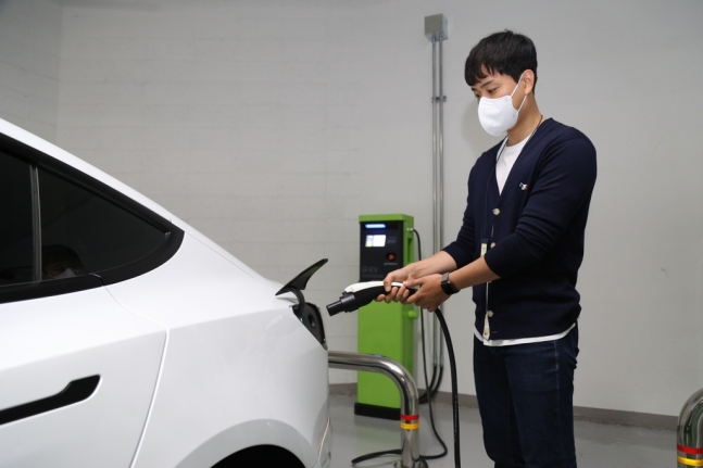 전기차 법인 차량을 충전 중인 DL그룹 직원. [DL그룹 제공]