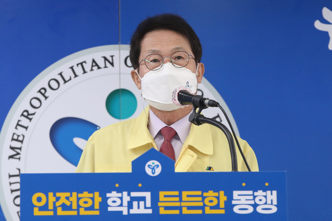 조희연 서울시교육감이 19일 오전 서울 종로구 서울시교육청에서 열린 등교확대·교육회복 집중 지원 기자회견에서 회견문을 읽고 있다. [연합]