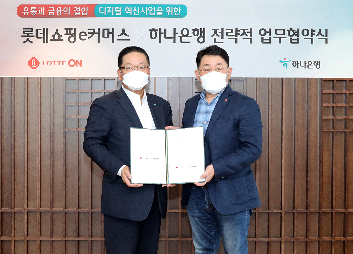 하나은행은 롯데쇼핑과 19일 오후 서울 중구 을지로 소재 하나은행 본점에서 디지털사업 공동 추진을 위한 업무협약을 체결했다.협약식에 참석한 이호성 하나은행 중앙영업그룹 총괄부행장(사진 왼쪽)과 나영호 롯데쇼핑 e커머스사업부 대표(오른쪽)가 기념 촬영을 하고 있다.