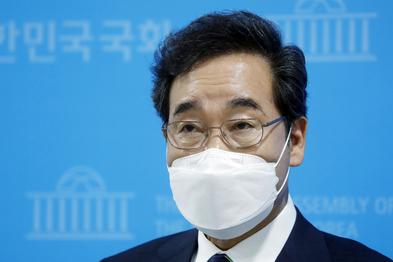 더불어민주당 대권주자인 이낙연 전 대표가 19일 서울 여의도 국회 소통관에서 중소·벤처기업 성장 전략 공약을 발표한 뒤 취재진의 질문에 답하고 있다. [이상섭 기자]