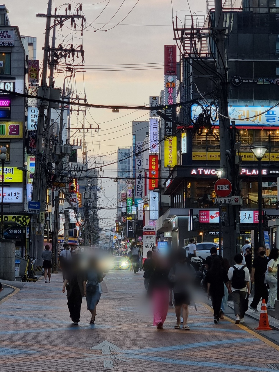 지난 19일 오후 6시께 서울 강남구 지하철 강남역 인근 먹자골목에 시민들이 오가고 있다. 김지헌 기자