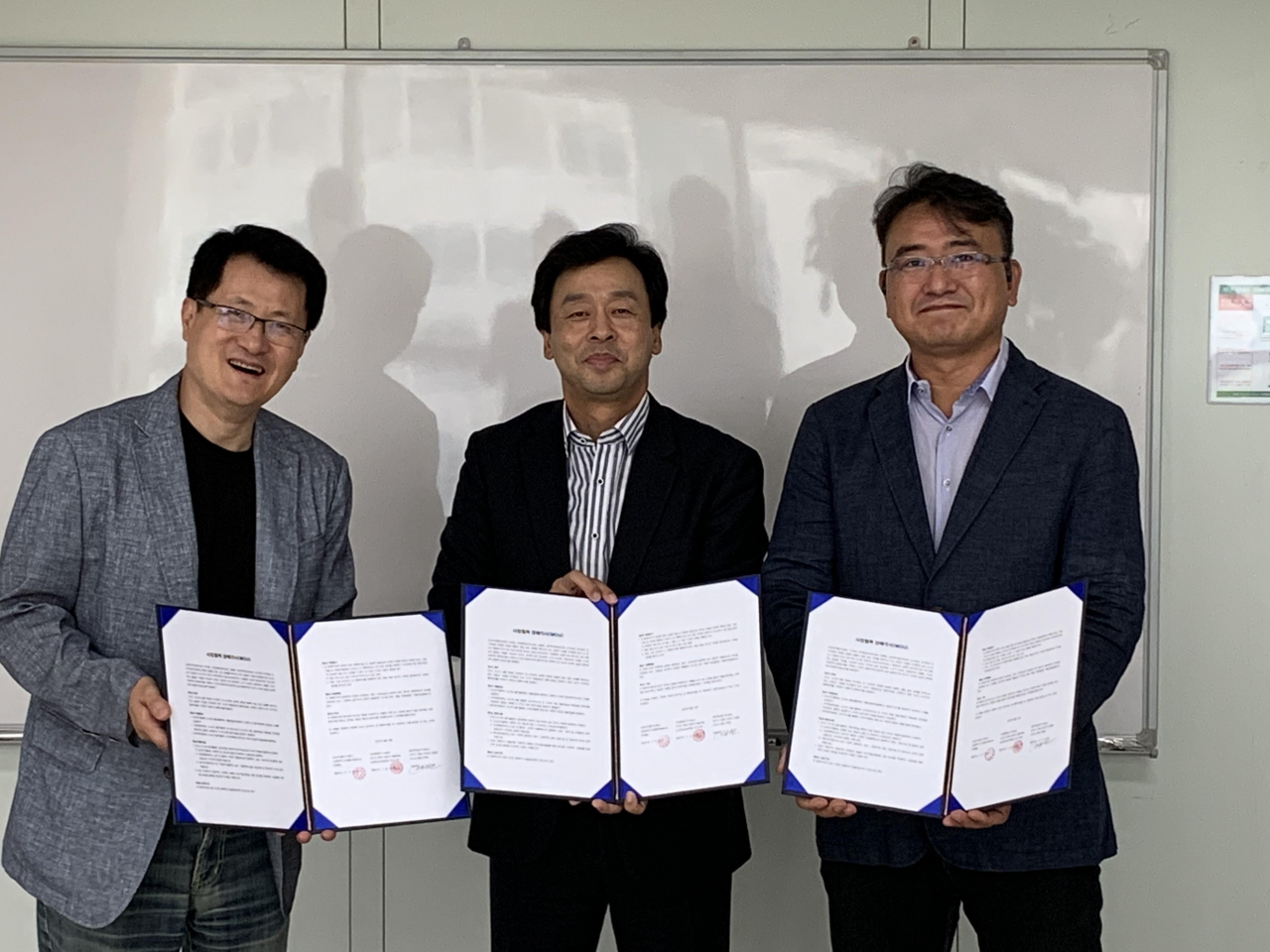 신수관(왼쪽부터) ㈜에이케이알 대표, 김성진 이피엔워터㈜ 본부장, 김성엽 오상자이엘㈜ 상무가 업무협약을 체결한 뒤 기념 사진을 찍고 있다. [에이케이알 제공]