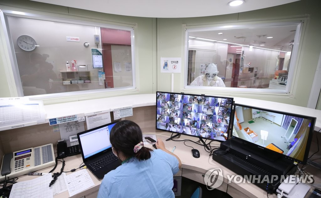13일 오전 경기북부의 코로나19 거점 전담병원인 경기 고양 국민건강보험공단 일산병원 코로나 전담 병동에서 한 간호사가 환자 모니터링을 하고 있다.(사진은 기사 내용과 관련없음) [연합]