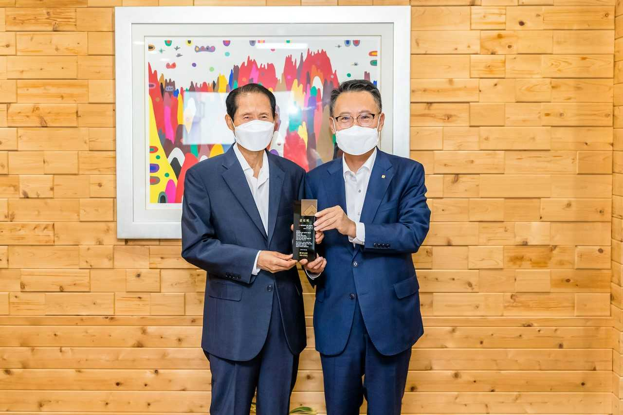 광주은행(은행장 송종욱)은 최근 대한적십자사 광주전남지사 회장의 임기를 마친 박흥석 전 회장에게 공로패를 전달했다
