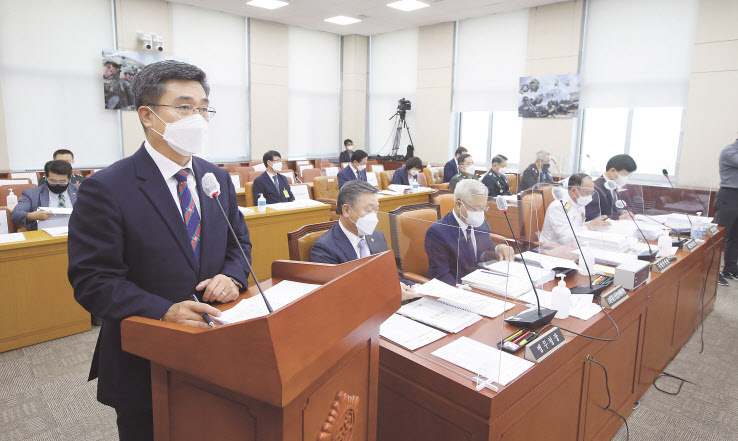 서욱 국방부 장관이 20일 오전 서울 여의도 국회에서 열린 국방위원회 전체회의에서 업무보고를 하고 있다. 서 장관은 “성폭력 예방과 군내 성폭력 사건처리 매뉴얼, 그리고 피해자 보호 시스템을 조속히 개선해 나가겠다”고 말했다. 이상섭 기자