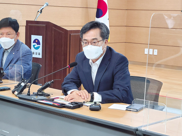 김동연 전 경제부총리가 20일 오전 고향인 충북 음성군의 음성읍 행정복지센터를 방문해 지역 원로, 사회단체 관계자들과 대화를 나누고 있다. 김 전 부총리는 이날 대선 출마를 선언했다. [연합]