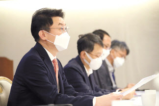 이억원 기획재정부 1차관은 20일 정부서울청사에서 제28차 혁신성장 전략점검회의 겸 정책점검회의 겸 한국판뉴딜 점검회의 겸 제23차 물가관계차관회의를 개최했다. [연합]