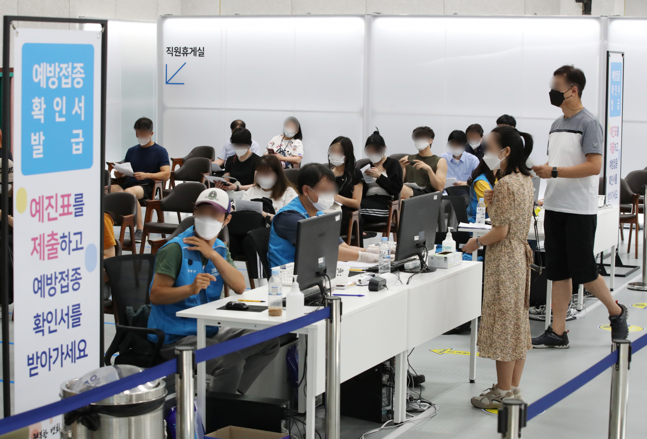 국내 코로나19 신규 확진자 수가 2052명을 기록하며 이틀째 2000명대를 기록한 20일 오전 서울 동작구 제2예방접종센터가 마련된 동작구민체육센터에서 시민들이 백신 접종 뒤 이상반응을 살피기 위해 대기하고 있다. [연합]
