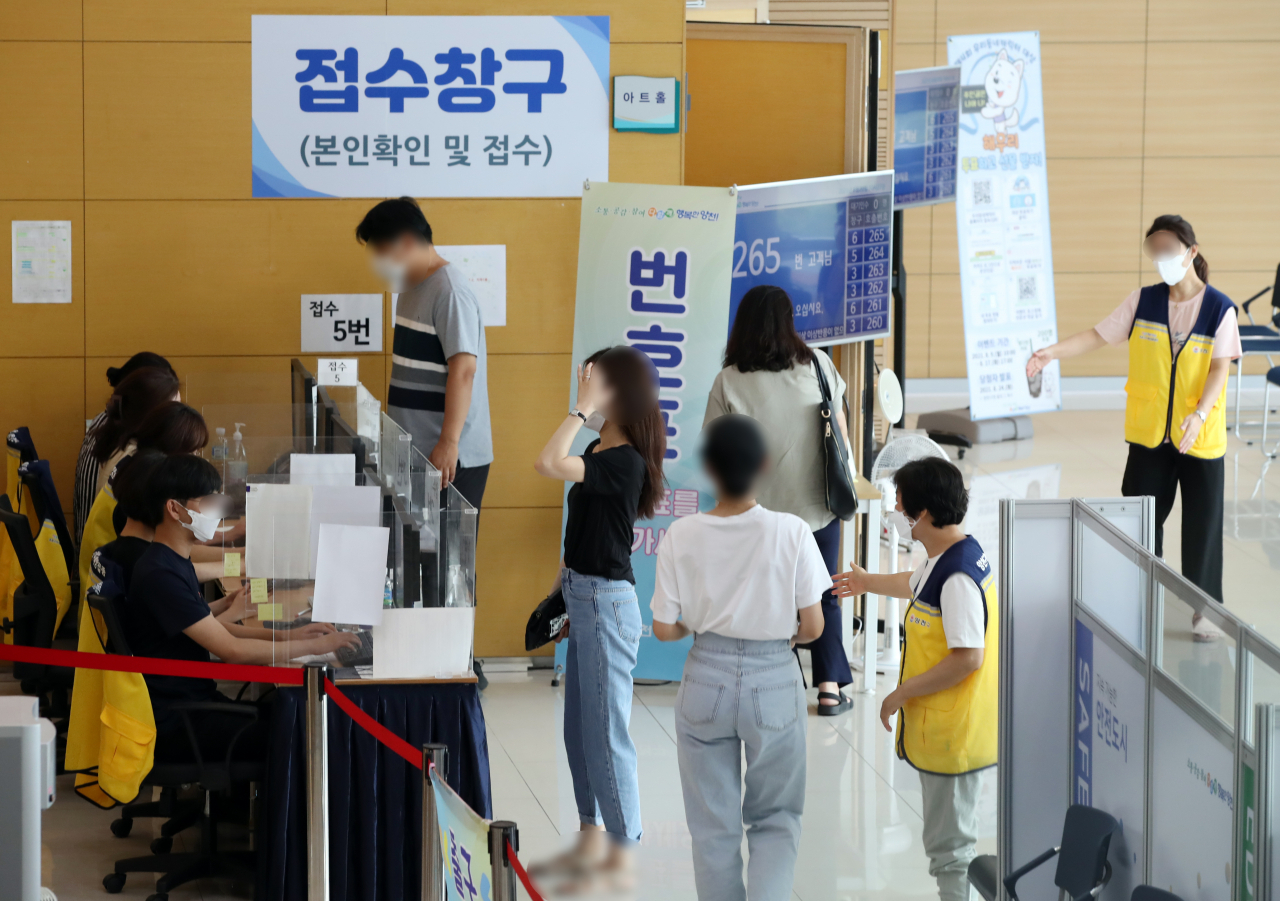 국내 코로나19 신규 확진자 수가 이틀째 2000명대를 기록하면서 20일 오전 서울 양천구 예방접종센터에서 시민들이 백신 접종 접수를 위해 줄을 서고 있다. 정부는 이날 확산세가 지속됨에 따라 현행 ‘사회적 거리두기(수도권 4단계, 비수도권 3단계)’와 사적모임 인원제한 조치를 내달 5일까지 2주 더 연장하기로 했다. [연합]