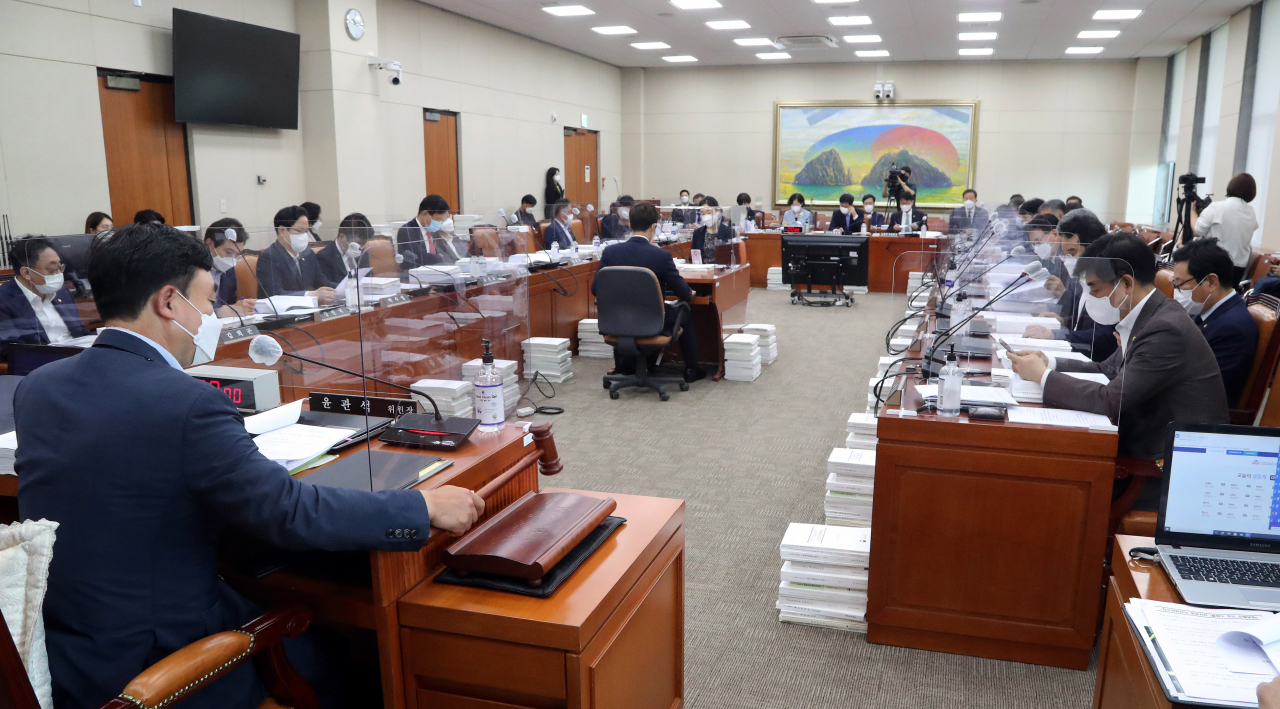 20일 오전 국회 정무위원회 전체회의에서 윤관석 위원장이 개의를 선언하고 있다. [이상섭 기자]
