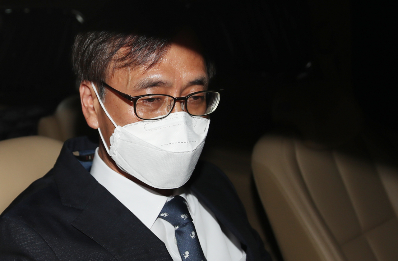 압수수색 과정에서 한동훈 검사장을 폭행한 혐의로 재판에 넘겨진 정진웅 울산지검 차장검사가 지난 12일 오후 서울 서초구 서울중앙지법에서 열린 1심 선고 공판을 마치고 차량에 타고 있다. 서울중앙지법 형사합의22부는 이날 특정범죄 가중처벌 등에 관한 법률 위반(독직폭행) 혐의로 기소된 정 차장검사에게 징역 4개월과 자격정지 1년을 선고했다. 다만 징역형에 대해선 1년 동안 집행을 유예했다. [연합]