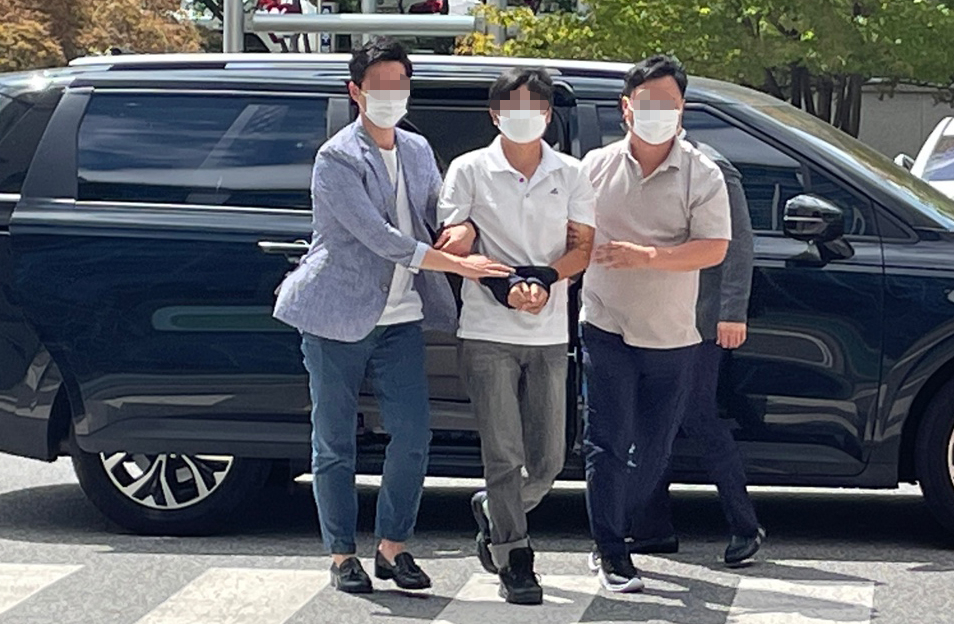 간첩 혐의를 받는 ‘자주통일 충북동지회’ 활동가 3명이 20일 검찰에 송치된다. 사진은 지난 18일 오후 간첩 혐의를 받는 '자주통일 충북동지회' 조직원 손모(47)씨가 구속 전 피의자 심문(영장실질심사)을 위해 법정에 출석하는 모습. [연합]