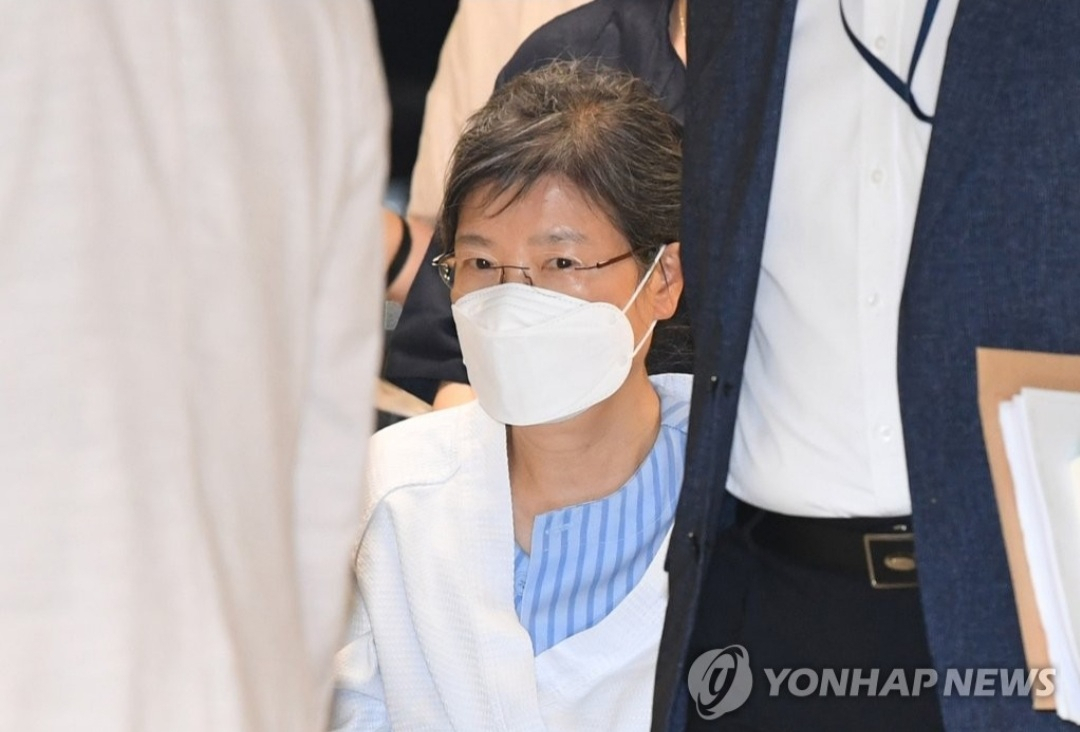 박근혜 전 대통령이 지난달 20일 지병 치료차 입원하기 위해 서울 서초구 서울성모병원으로 들어서고 있다. [연합]