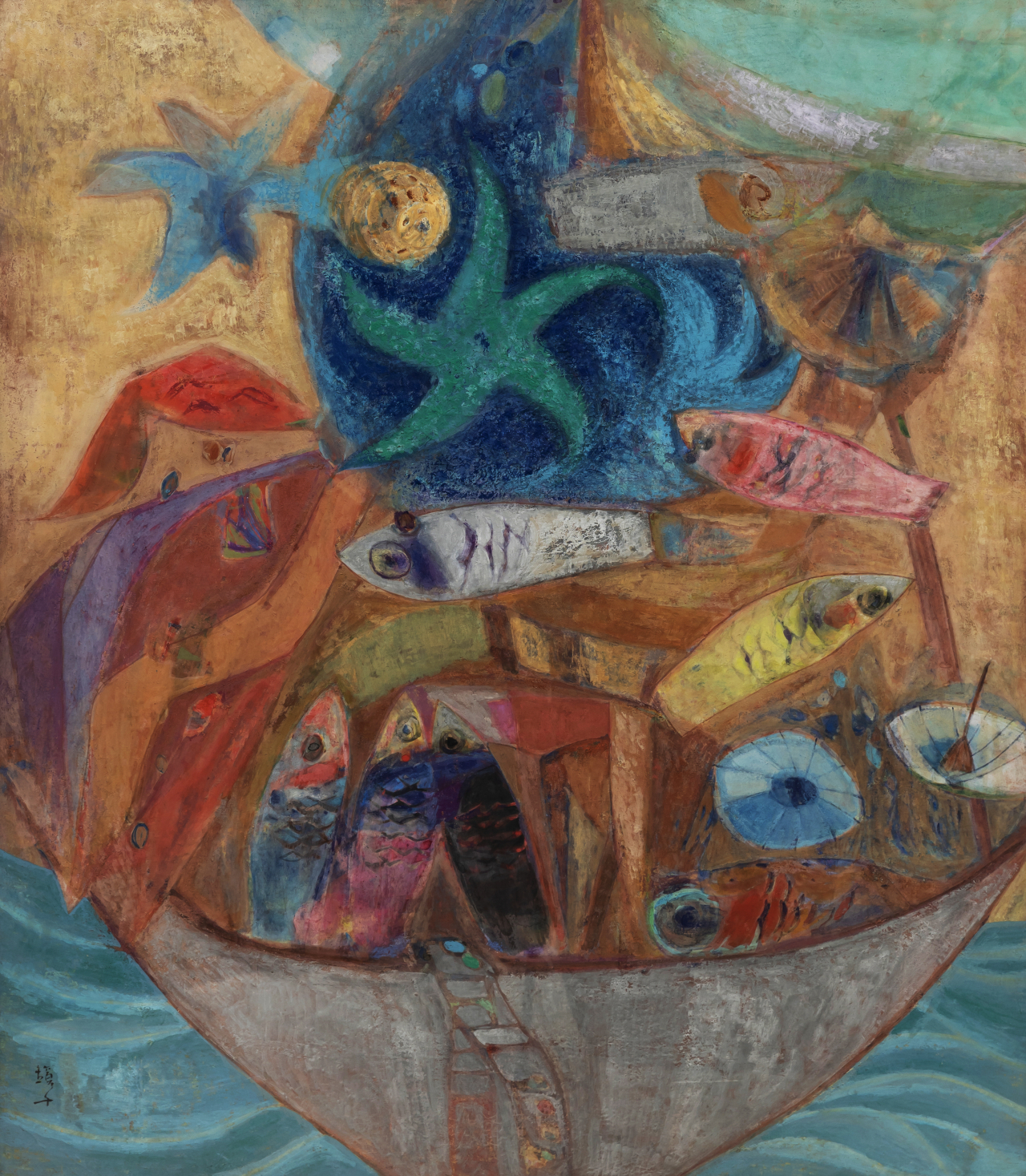 천경자 ‘만선’, 1971년, 121 x 105cm, 화려하고 장식적인 색채와 표현이 특징이다. 전통 안료인 분채와 석채, 흡수력이 좋은 전통지의 성질을 이용했다. 반복적으로 색을 쌓고 지우며 밑에서부터 은은하게 우러나오는 색채가 특징으로 몽환적인 느낌을 연출하고 있다. [전남도립미술관 자료]