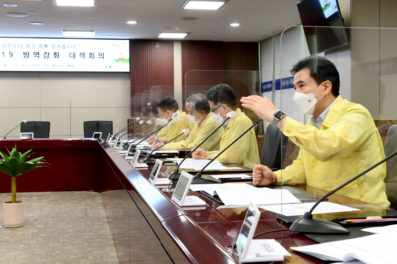 서철모 화성시장이 긴급방역회의를 주재하고있다.[화성시 제공]