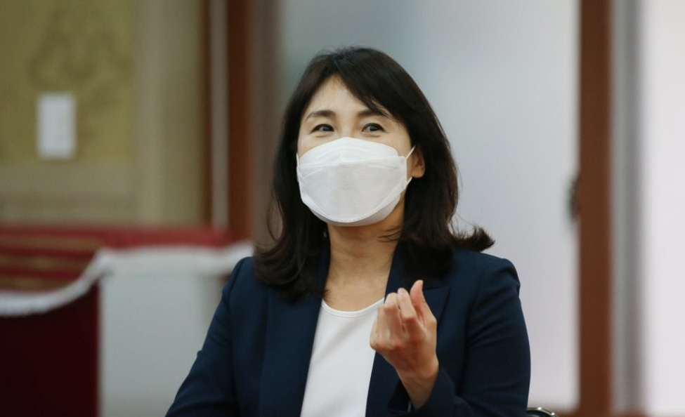 더불어민주당 대권 주자인 이재명 경기도지사의 부인 김혜경씨가 20일 전북 남원의 한 교회를 찾아 지지자들과 간담회를 하고 있다.[연합]