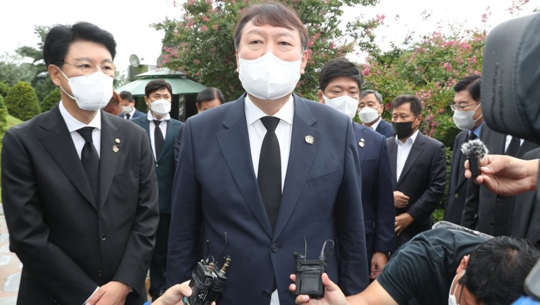 국민의힘 윤석열 대선 예비후보가 김대중 전 대통령 서거 12주기인 지난 18일 서울 동작구 국립서울현충원을 방문, 김 전 대통령 묘역을 참배한 뒤 기자들의 질문에 답하고 있다. [연합]