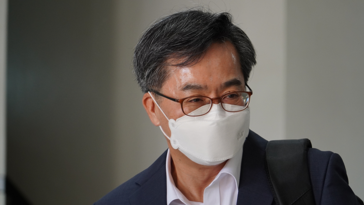 공식적인 대선 출마 선언을 앞둔 김동연 전 경제부총리가 20일 충북 음성군 맹동면 꽃동네를 방문하고 있다. [연합]