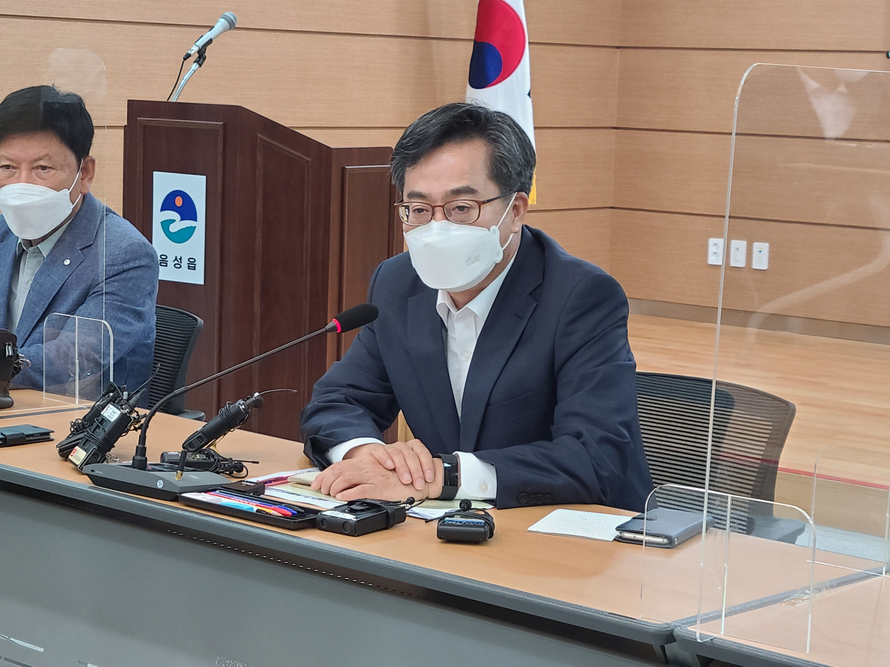 김동연 전 경제부총리가 20일 오전 고향인 충북 음성군의 음성읍 행정복지센터를 방문해 지역 원로, 사회단체 관계자들과 대화를 나누고 있다.[연합]