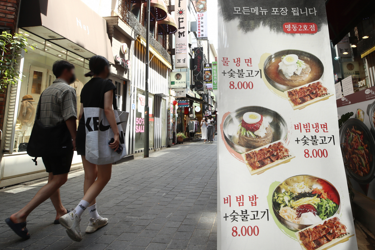 소비자 물가 오름세가 계속되는 가운데 올해 들어 상반기 주요 외식비도 올랐다. 사진은 9일 서울 명동의 한 냉면가게 가격표. [연합]