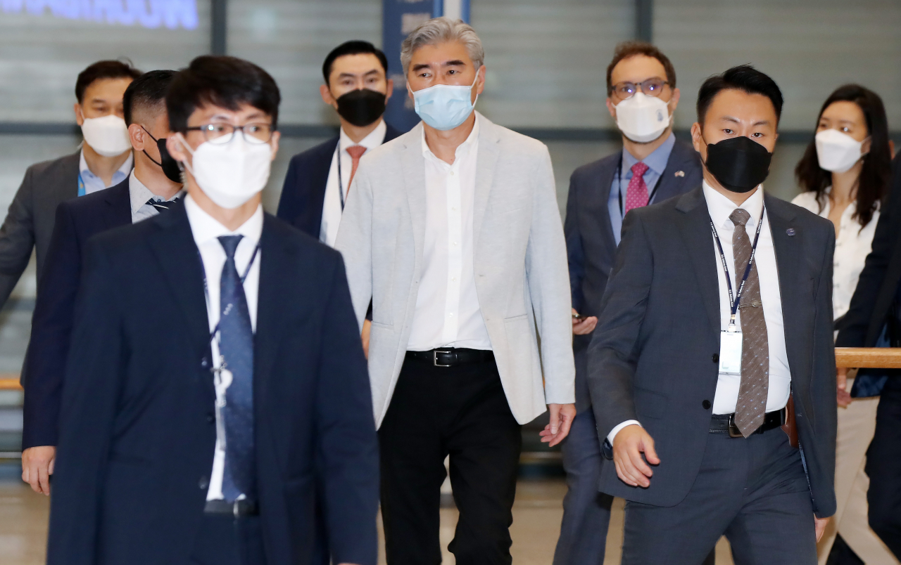 성김 미국 국무부 대북특별대표가 한미연합훈련이 진행중인 21일 오전 인천국제공항 제1터미널을 통해 입국했다. 성김 대표는 방한 기간 노규덕 외교부 한반도평화교섭본부장과 한미 북핵수석대표 협의 등의 일정을 소화할 예정이다. [연합]