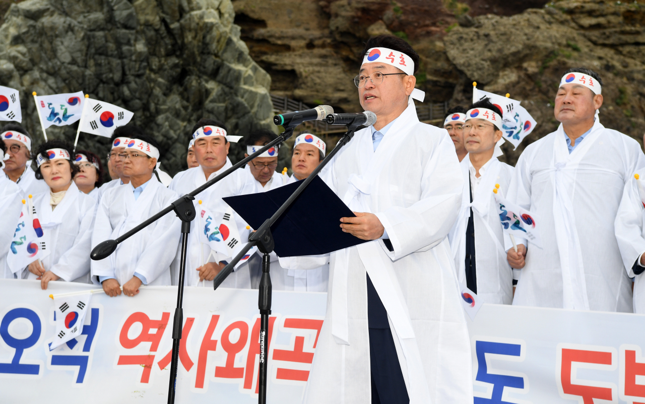 지난 2019년 6월 독도에서 열린 '독도 수호 결의대회'에서 이철우 경북지사가 결의문을 읽고 있다.[경북도 제공]