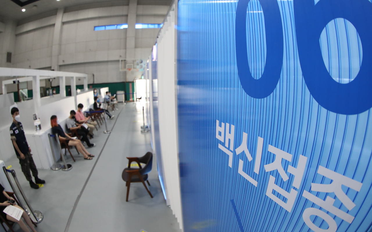 지난 20일 오전 서울 동작구 제2예방접종센터가 마련된 동작구민체육센터에서 시민들이 백신 접종을 기다리고 있다. 정부는 이날 확산세가 지속됨에 따라 현행 '사회적 거리두기'(수도권 4단계, 비수도권 3단계)와 사적모임 인원제한 조치를 내달 5일까지 2주 연장하기로 했다. 단, 백신 접종 완료자에 대해서는 식당·카페 이용시 5인 미만 범위에서 사적모임 인원 기준에서 제외하는 인센티브를 일부 부활시켰다. 이에 따라 4단계 지역의 오후 6시 이후 3인모임 금지 조치 하에서도 접종 완료자 포함시 4명까지 모이는 것이 가능해진다. [연합]