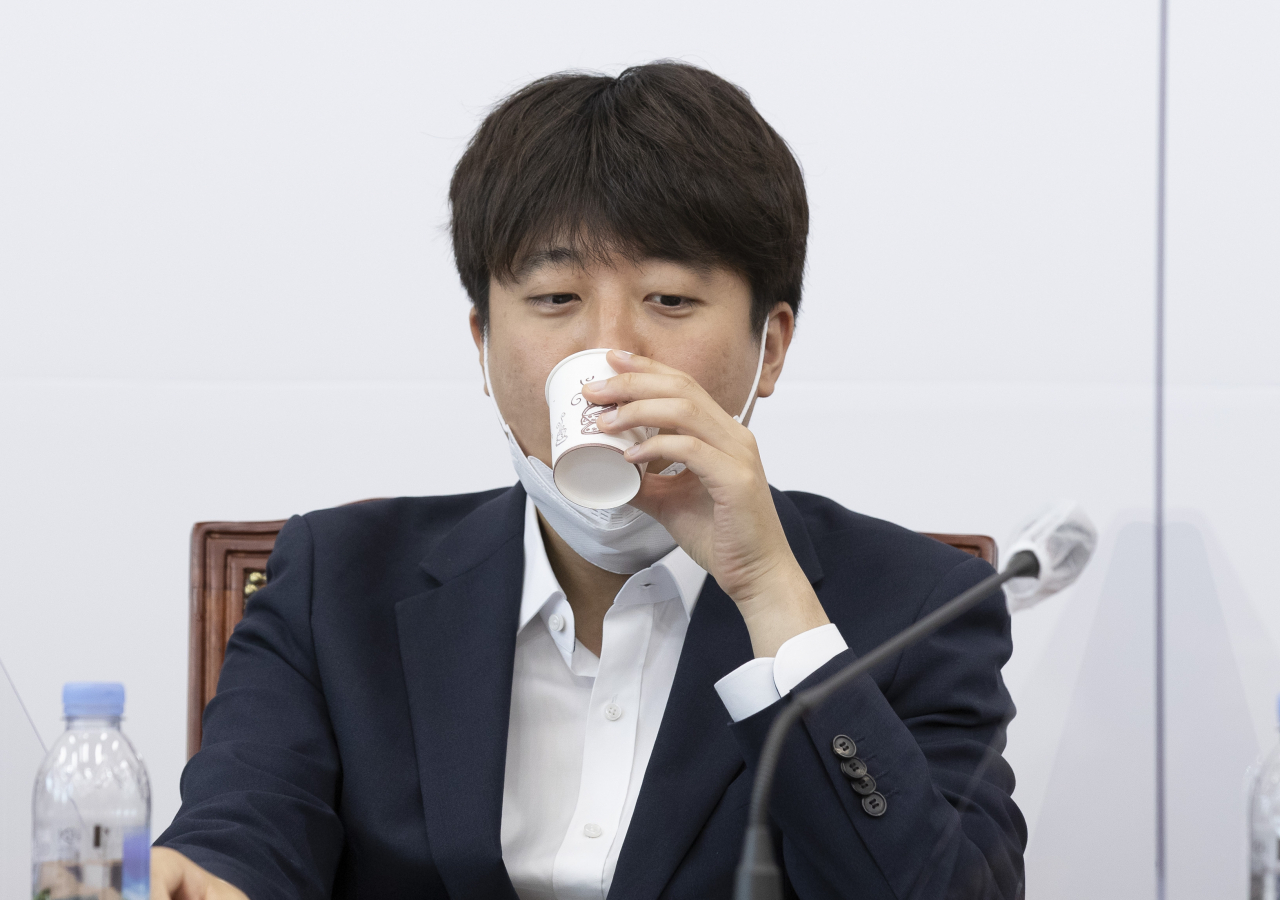 이준석 국민의힘 대표는 21일 라디오에 출연 최근 당 안팎의 대표 흔들기 시도와 관련해 “버스에 앉았더니 운전대가 없다”며 불만을 표출했다. 자료사진. [연합]
