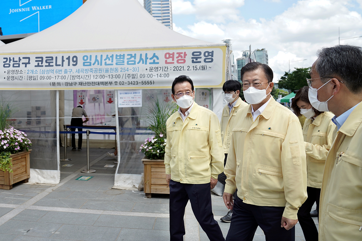 문재인 대통령은 21일 국내 코로나19 1차 백신 접종이 50%를 넘어선 것과 관련해 국민과 의료진에 감사의 뜻을 표하고 반드시 확산세를 잡겠다고 강조했다. 문 대통령이 지난달 서울 강남구 코로나19 임시선별검사소 현장을 방문한 모습. [헤럴드DB]