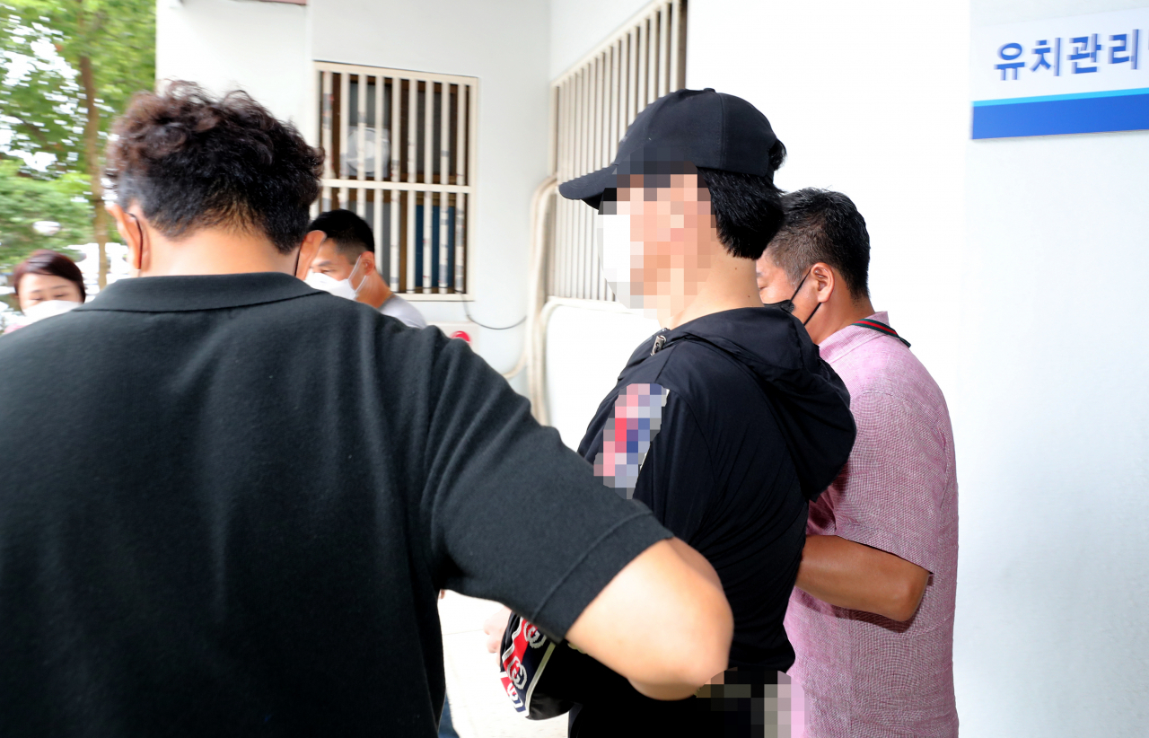1999년 제주에서 발생한 변호사 피살 사건에서 살인교사 혐의를 받는 김모씨가 21일 오전 영장실질심사를 받기 위해 제주 동부경찰서에서 제주지법으로 이송되고 있다. [연합]