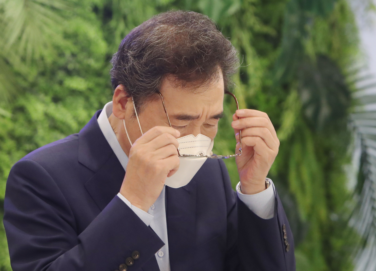 더불어민주당 이낙연 대선 경선 후보가 지난 20일 오후 경기도 안산시 중소기업연수원에서 열린 청년 창업인 간담회에서 안경을 쓰고 있다. [연합]