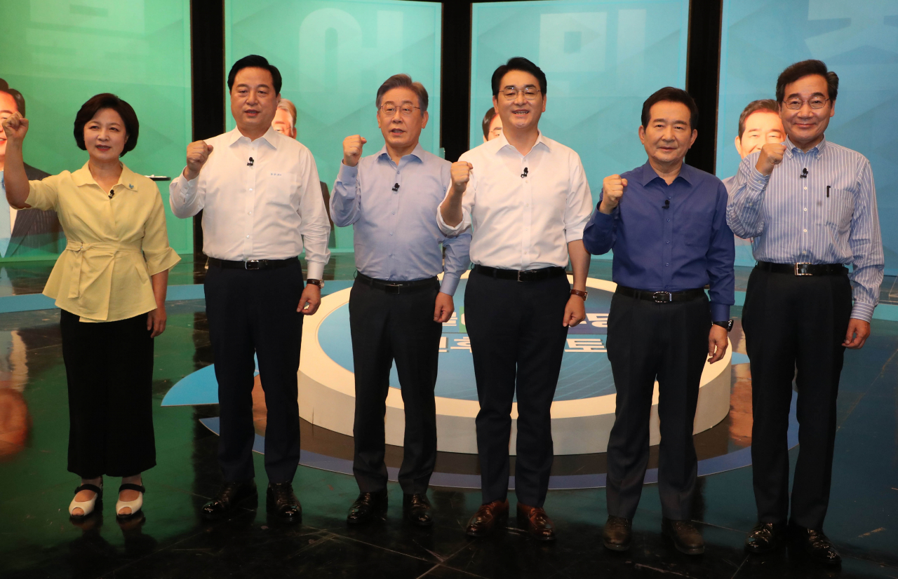 더불어민주당 대권주자인 이낙연(오른쪽부터), 정세균, 박용진, 이재명, 김두관, 추미애 후보가 지난 17일 서울 상암동 DDMC에서 채널A 주최로 열린 더불어민주당 제20대 대선후보 토론회에서 기념촬영을 하고 있다. [연합]